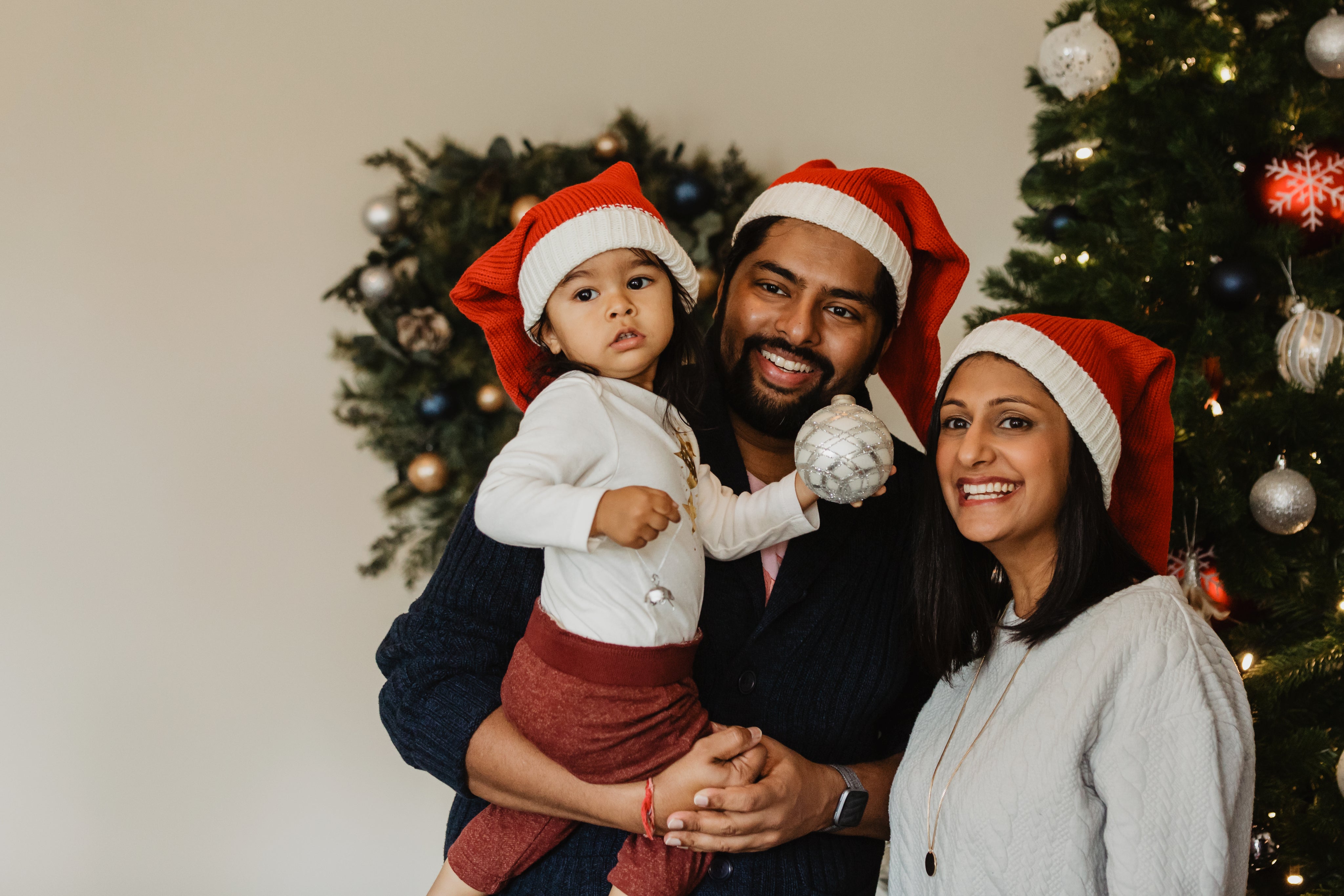 files/family-decorating-christmas-tree-portrait.jpg